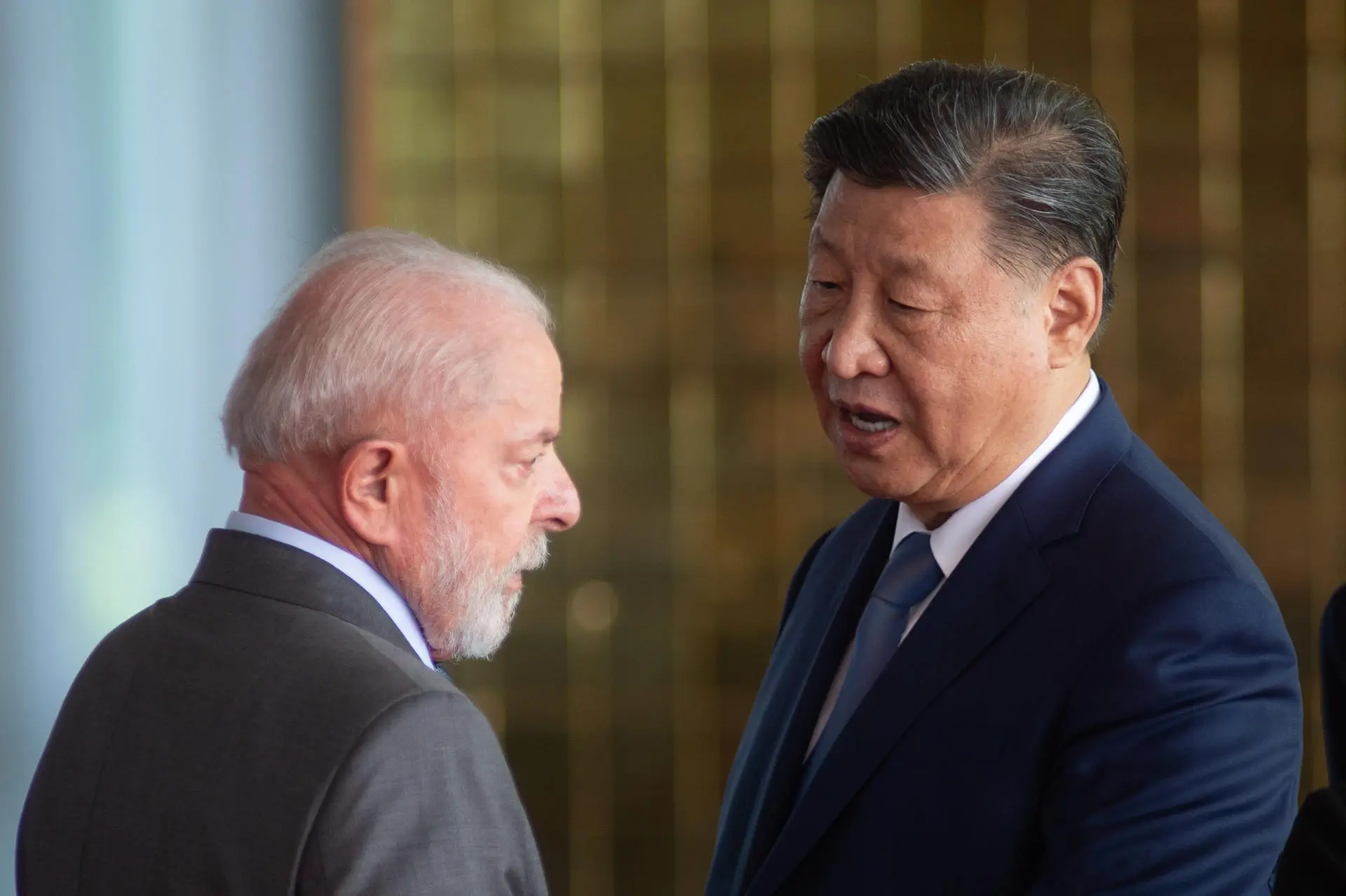 China reforça apoio à soberania do Brasil após conversa entre Lula e Xi Jinping