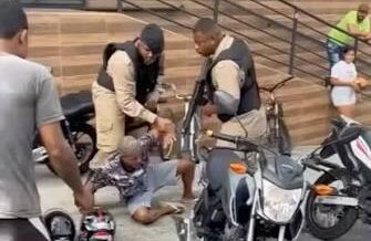 Agentes fazem motociclista ouvir barulho do escapamento da própria moto durante abordagem