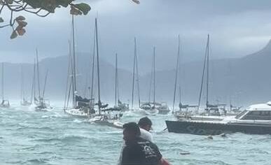 Defesa Civil alerta sobre ventania em Ubatuba e imagens mostram força do vento na praia