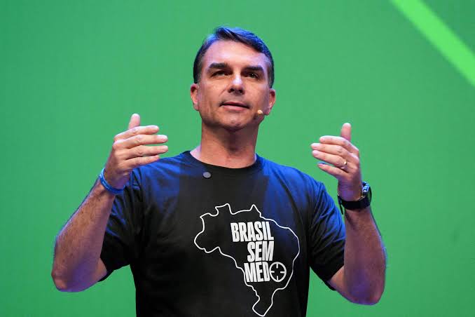 Flávio Bolsonaro culpa Lula por tarifa dos EUA e diz que Brasil está "sem piloto"