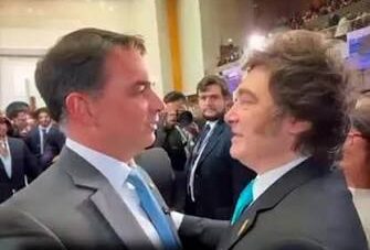 Flávio Bolsonaro dança com Milei após oficializar candidatura à Presidência