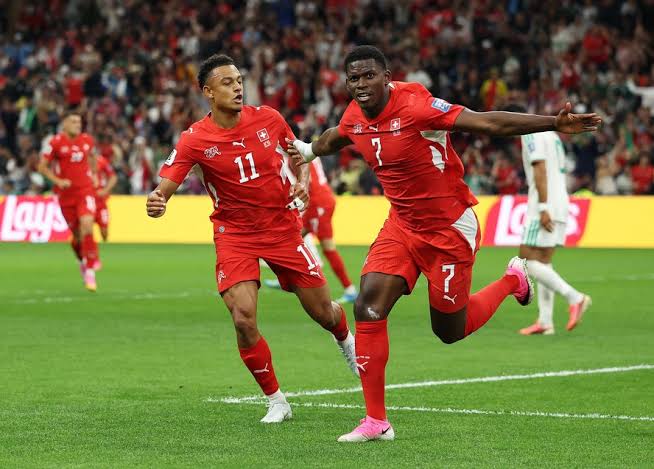 Suíça vence a Argélia, avança às oitavas e encerra jejum histórico em mata-matas