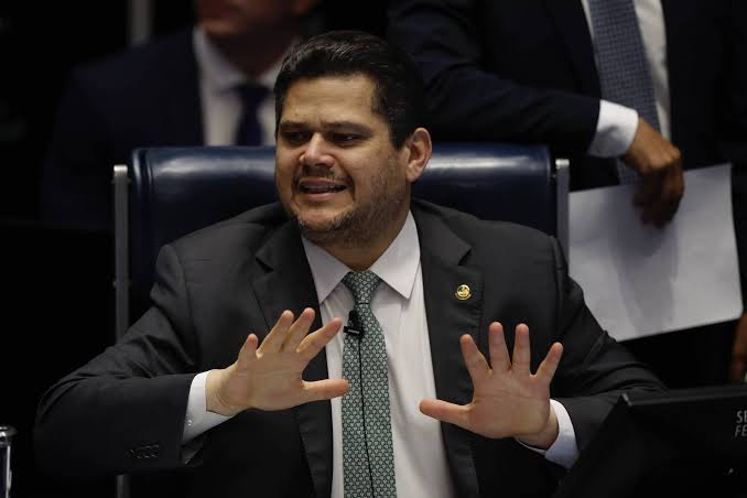 Alcolumbre trava PEC do fim da escala 6x1 e adia votação para depois da eleição