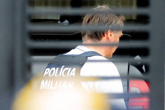 Defesa de Bolsonaro abre mão de arma e reforça pedido de prisão domiciliar