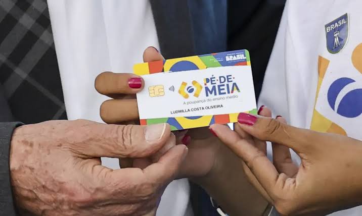 MEC não divulga evasão no Pé-de-Meia, enquanto estudo aponta redução do abandono