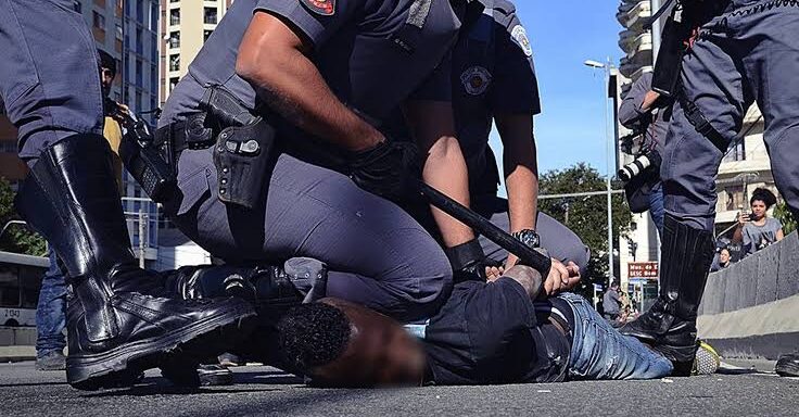 Estudo revela que 64,8% dos mortos em ações policiais em 2025 eram jovens negros