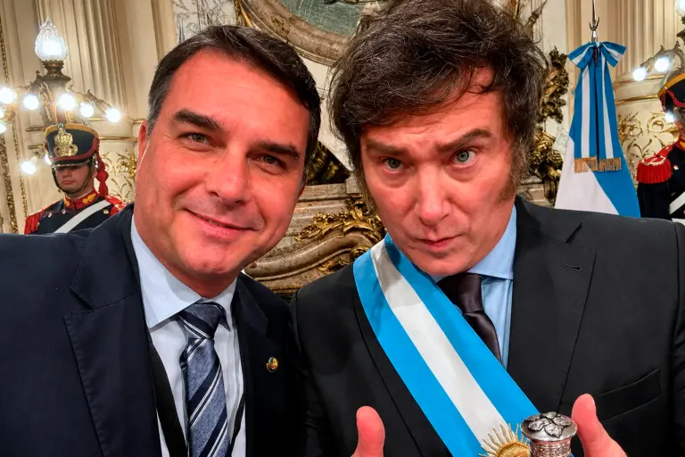 Milei desembarca no Brasil para lançar candidatura de Flávio Bolsonaro