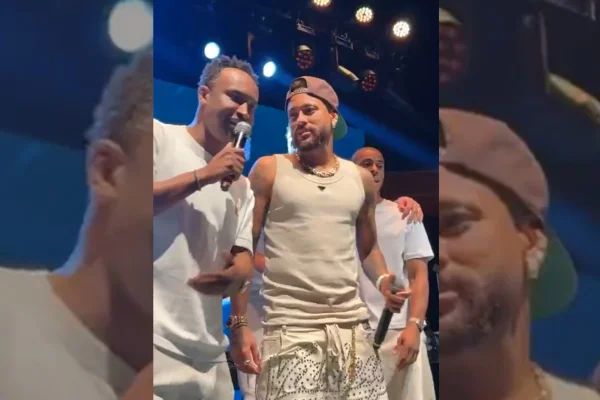 Neymar canta com Thiaguinho durante aniversário de Bruninho do Vôlei