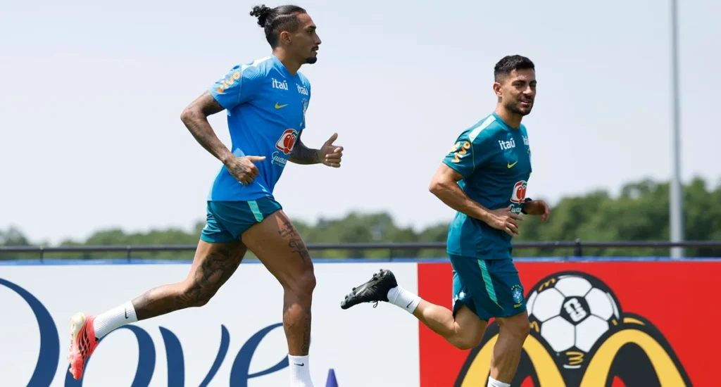 Após lesão, Raphinha é reintegrado ao elenco da Seleção e retoma os treinamentos