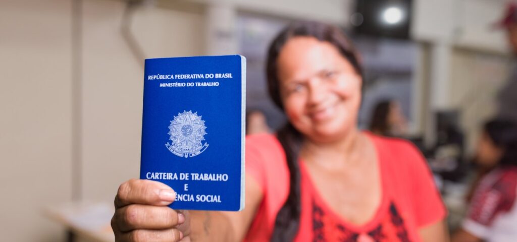 Brasil registra menor taxa de desemprego da história com índice de 5,4%, diz IBGE