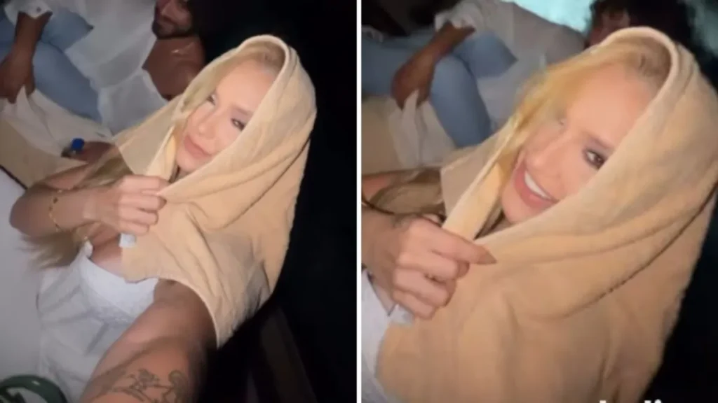 Virginia improvisa proteção para o cabelo em passeio de barco na Itália