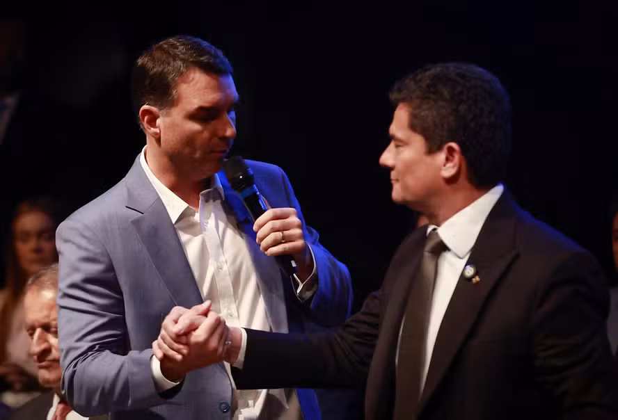 Livro de Moro com críticas a Bolsonaro vira alvo do PT na disputa no Paraná