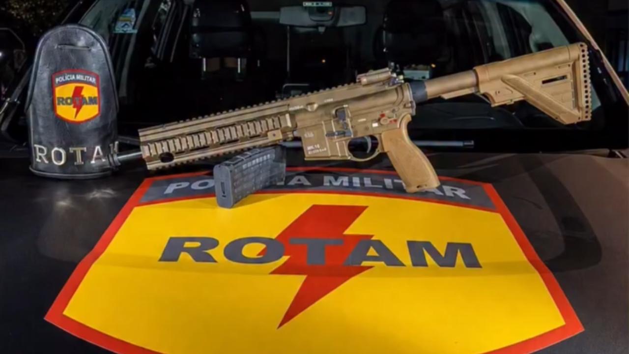 PM apreende fuzil HK 416 em Goiânia após denúncia e prende suspeito. Veja cena