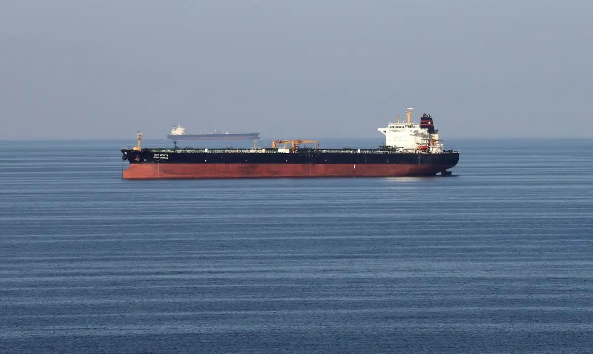 Petróleo dispara com tensão sobre reabertura do estreito de Hormuz