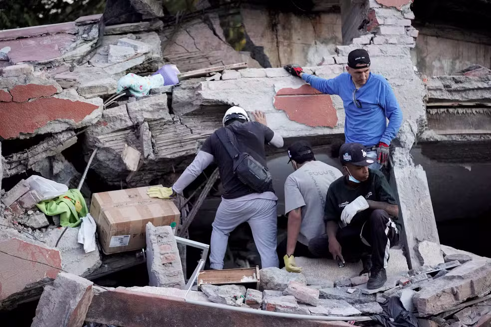 Resgate busca sobreviventes após terremoto deixar mais de 130 mortos na Colômbia