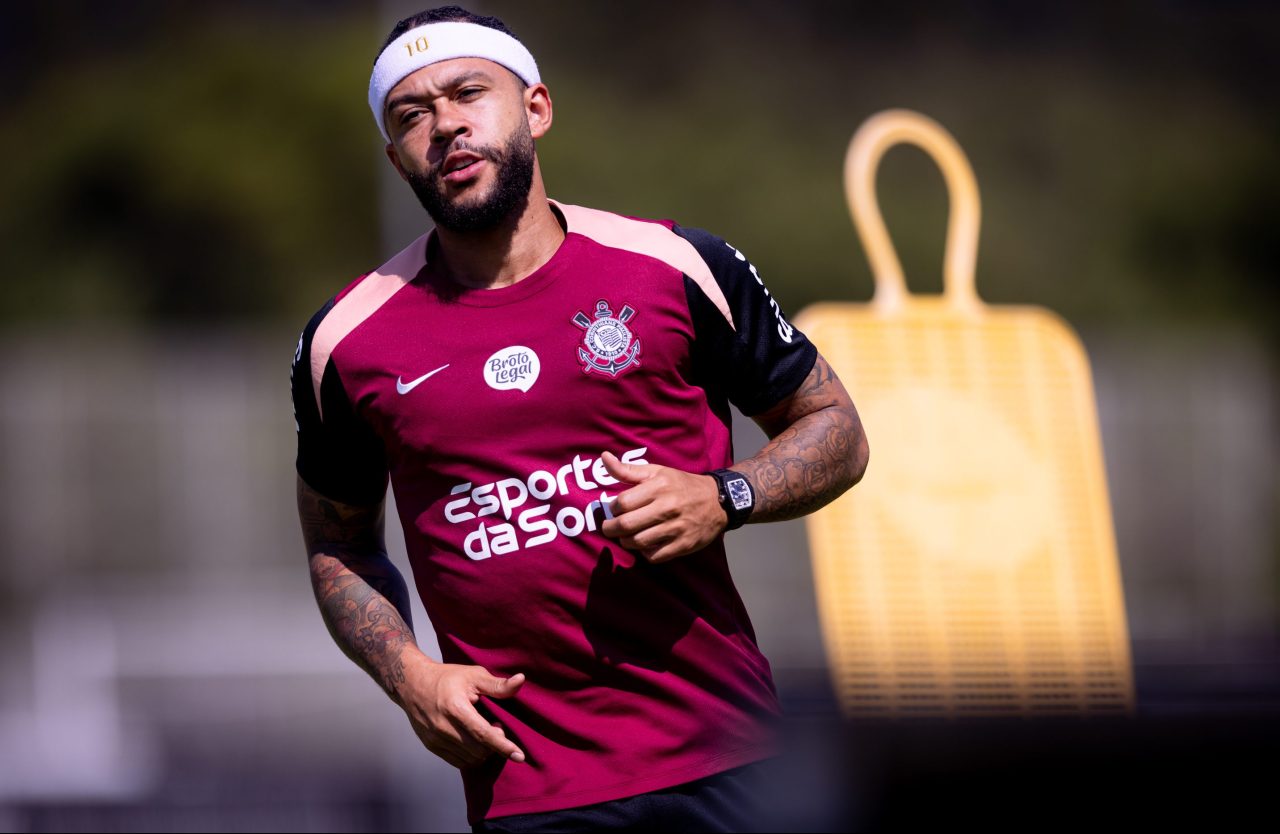 Corinthians volta atrás e renova contrato com Memphis Depay