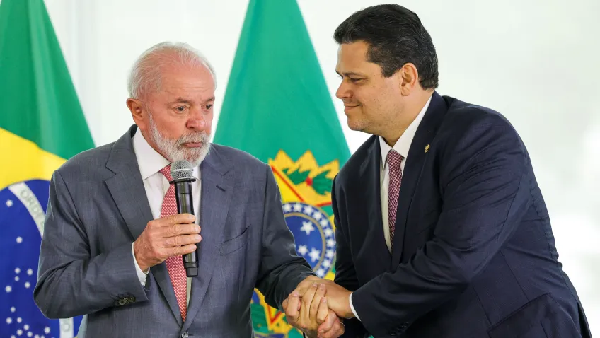 Lula e Alcolumbre reforçam reaproximação em encontro no Alvorada
