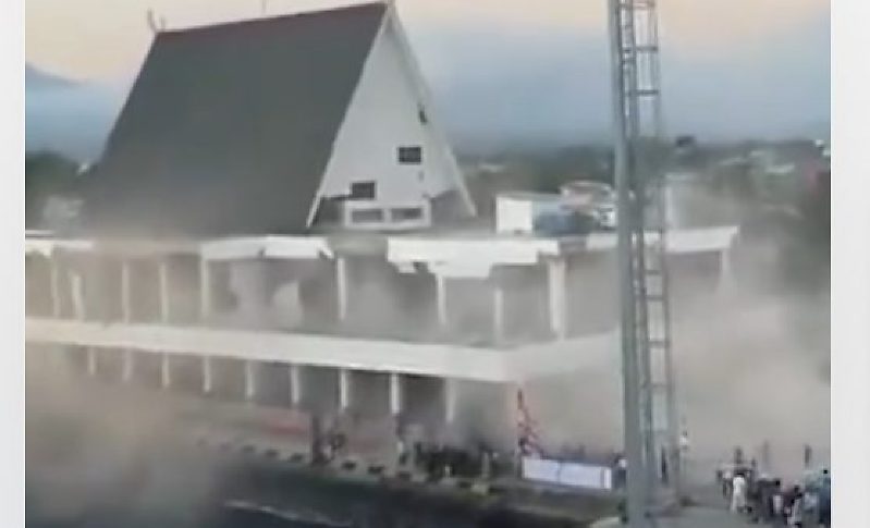 Terremoto de 7,7 graus atinge a Indonésia e leva a alerta de tsunami; 20 mortes são registradas