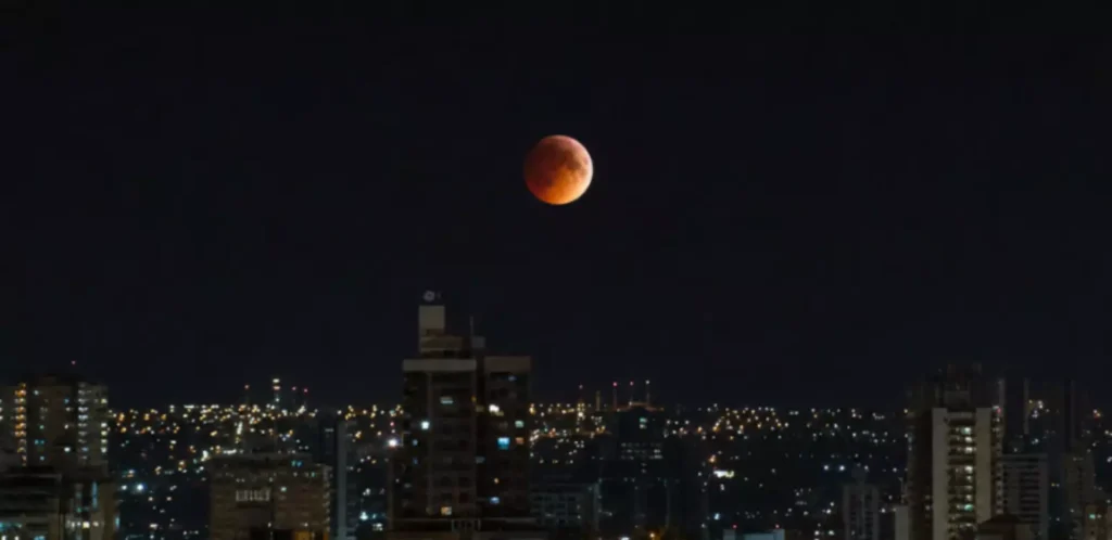 Eclipse lunar poderá ser visto no Brasil entre quinta (27) e sexta-feira (28)