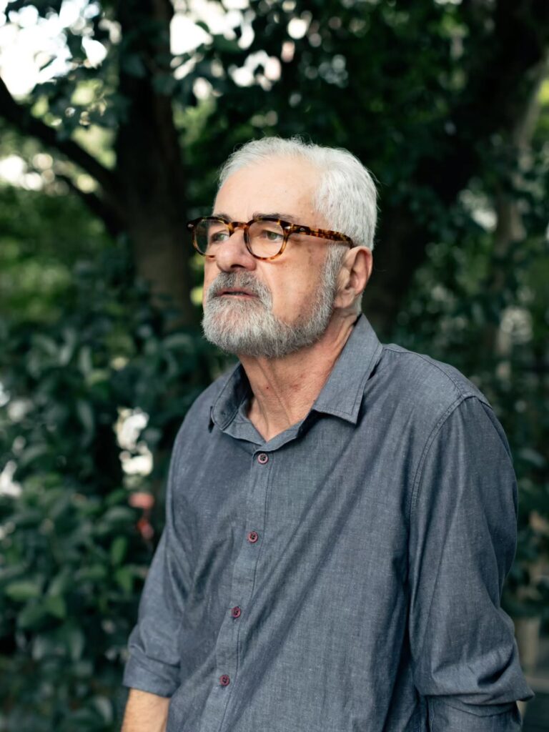 Resenha: Reinaldo Moraes leva linguagem para a esbórnia em ‘Noitada’
