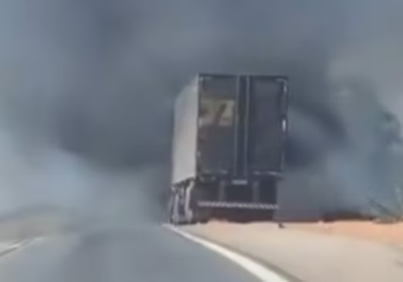Caminhão pega fogo na GO-080 entre Petrolina de Goiás e Nerópolis; não há informações sobre feridos