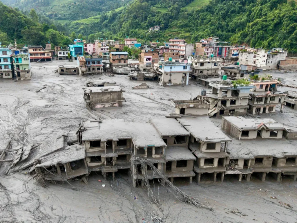 Tragédia no Himalaia já afeta mais de 90 mil pessoas e mortes passam de 550
