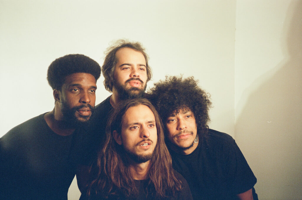 Boogarins recria Clube da Esquina em show no Bananada nesta sexta (21)