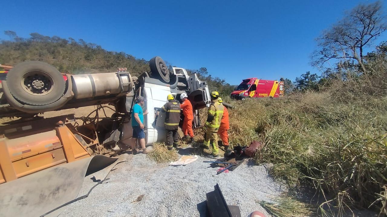 Motorista morre após bitrem carregado com brita capotar na GO-213 em Ipameri