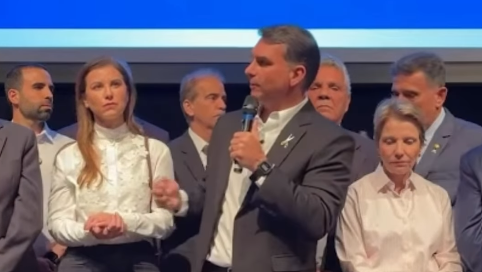 Flávio Bolsonaro diz que teve duas filhas para cuidarem dele na velhice e gera repercussão