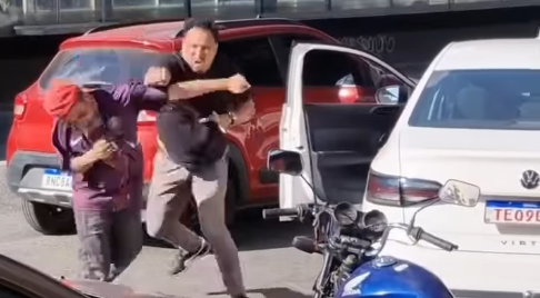 Discussão entre taxista e motociclista termina em luta corporal em plena via pública