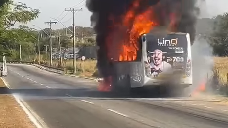 Ônibus do transporte coletivo pega fogo no Jardim Novo Mundo em Goiânia e trânsito é interrompido