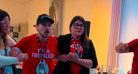 Empresário caminha sobre cacos de vidro em dinâmica de coaching e divide opiniões nas redes