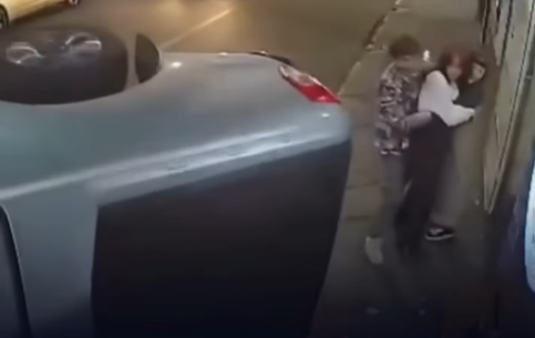 Caminhonete capota após engavetamento em Santa Maria e rapaz protege mulheres no momento do acidente