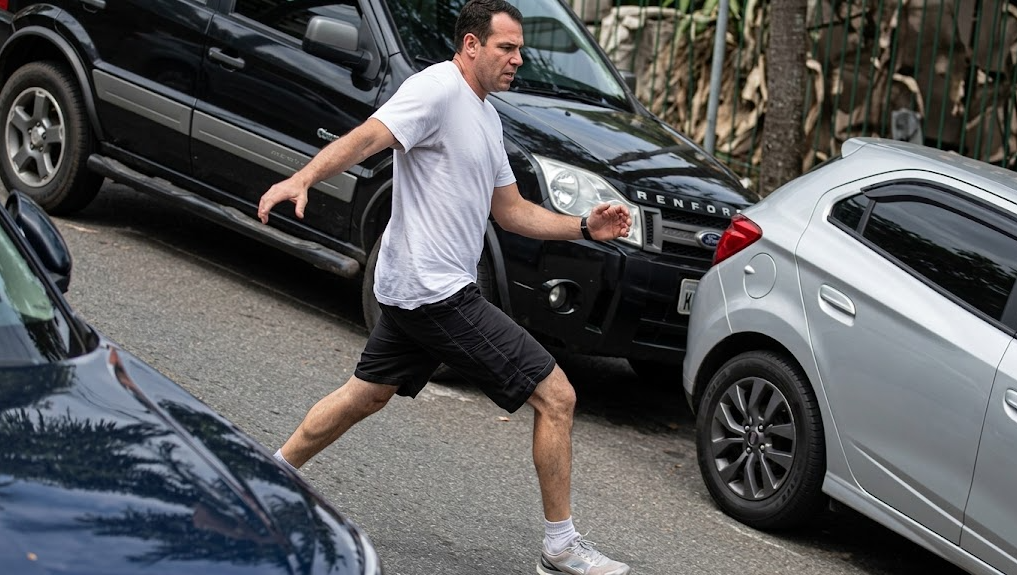 Vídeo: Pai intervém em suposto assalto e derruba motociclista após abordagem durante passeio em família