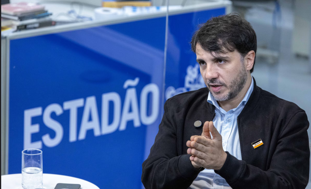 Renan Santos tem propaganda suspensa e perde acesso a debates após decisão do TSE