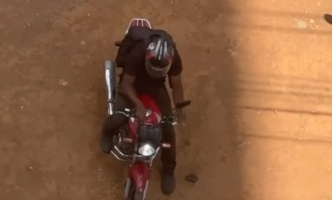 Moradores flagram: motociclista coloca fogo em terrenos baldios no Setor Vila Rosa em Goiânia