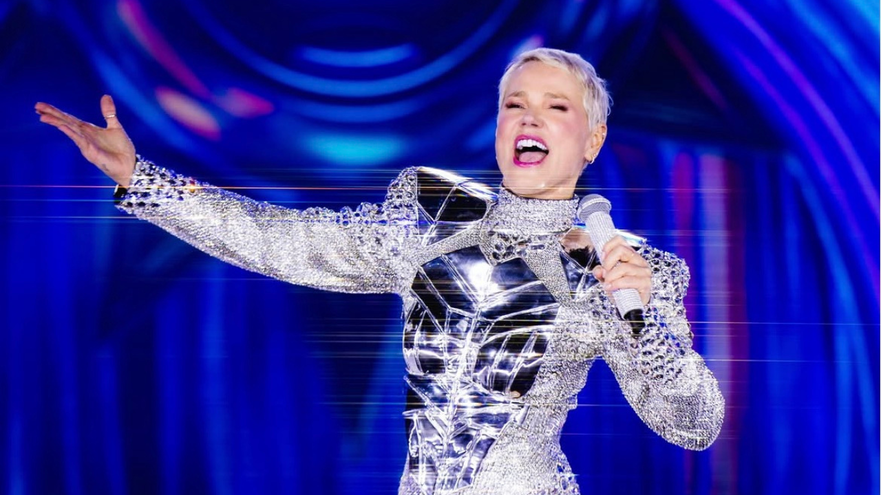 Xuxa chora em show lotado e agradece "do fundo do útero e da virilha" após polêmica; assista ao vídeo