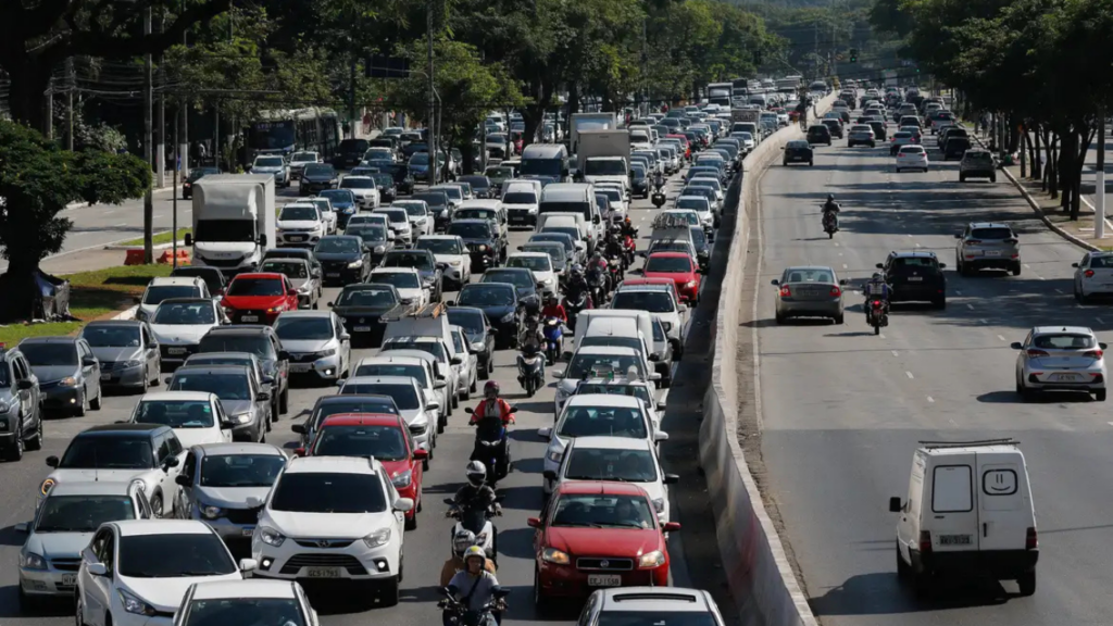 Frota de veículos em Goiânia ultrapassa número de habitantes; Ceres lidera ranking no interior