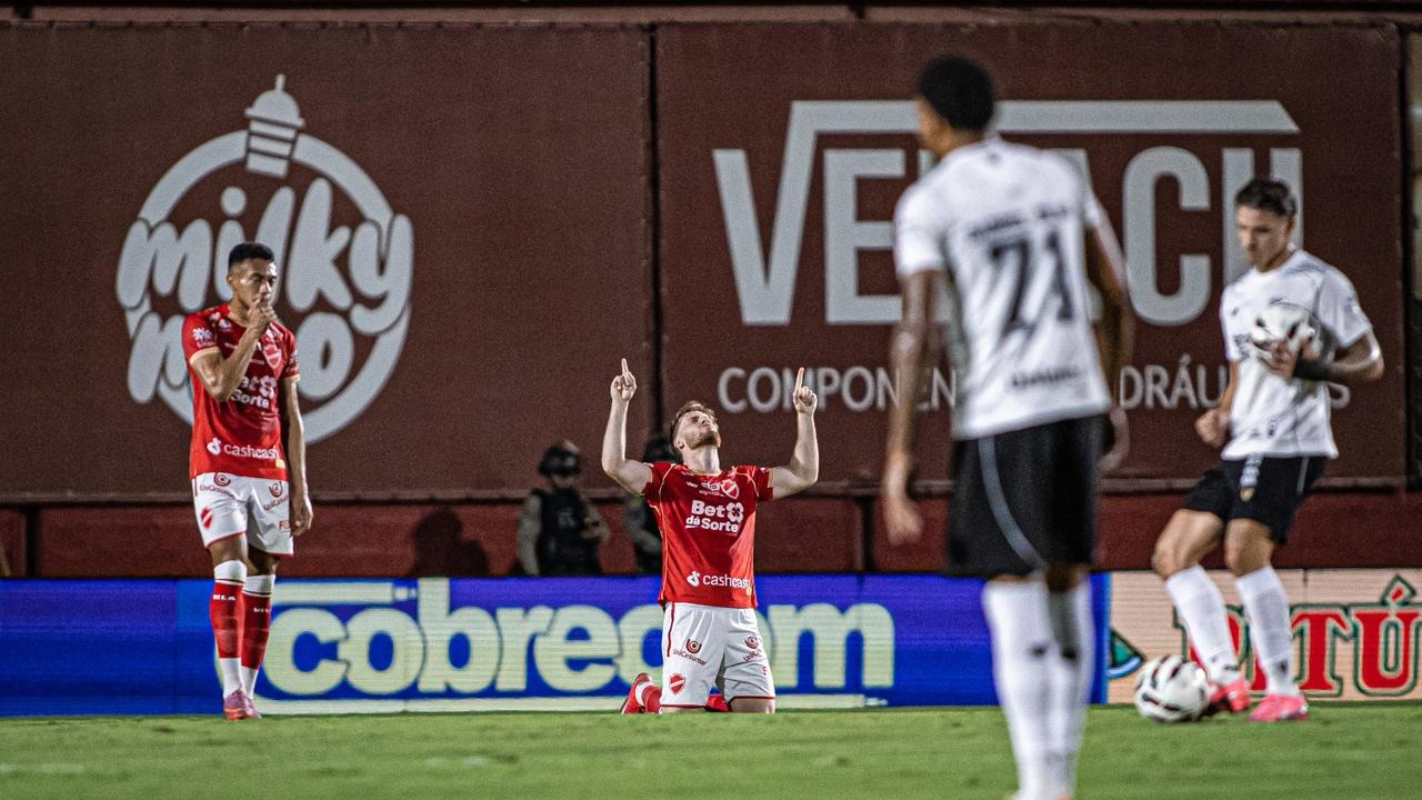 Vila Nova supera Ceará por 2 a 0 e encosta na liderança da Série B