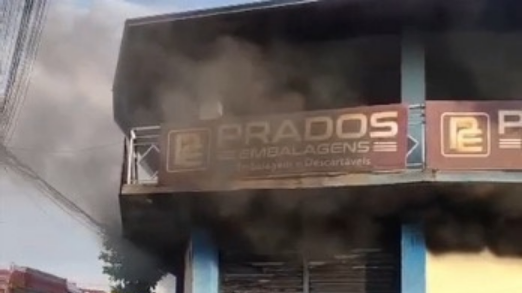 Incêndio em loja de embalagens em Goiânia causa prejuízo de R$ 100 mil