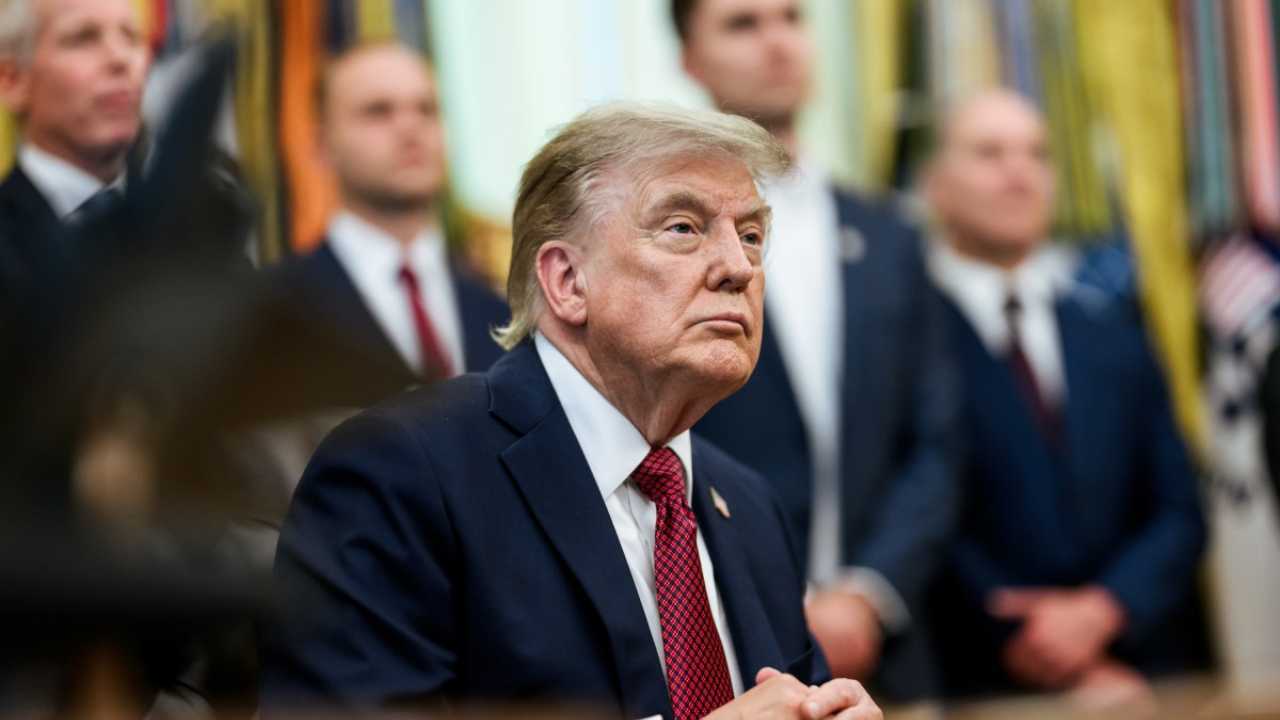 Vídeo: Trump manda repórter da CNN "ficar quieta" em coletiva e chama emissora de "notícias falsas"