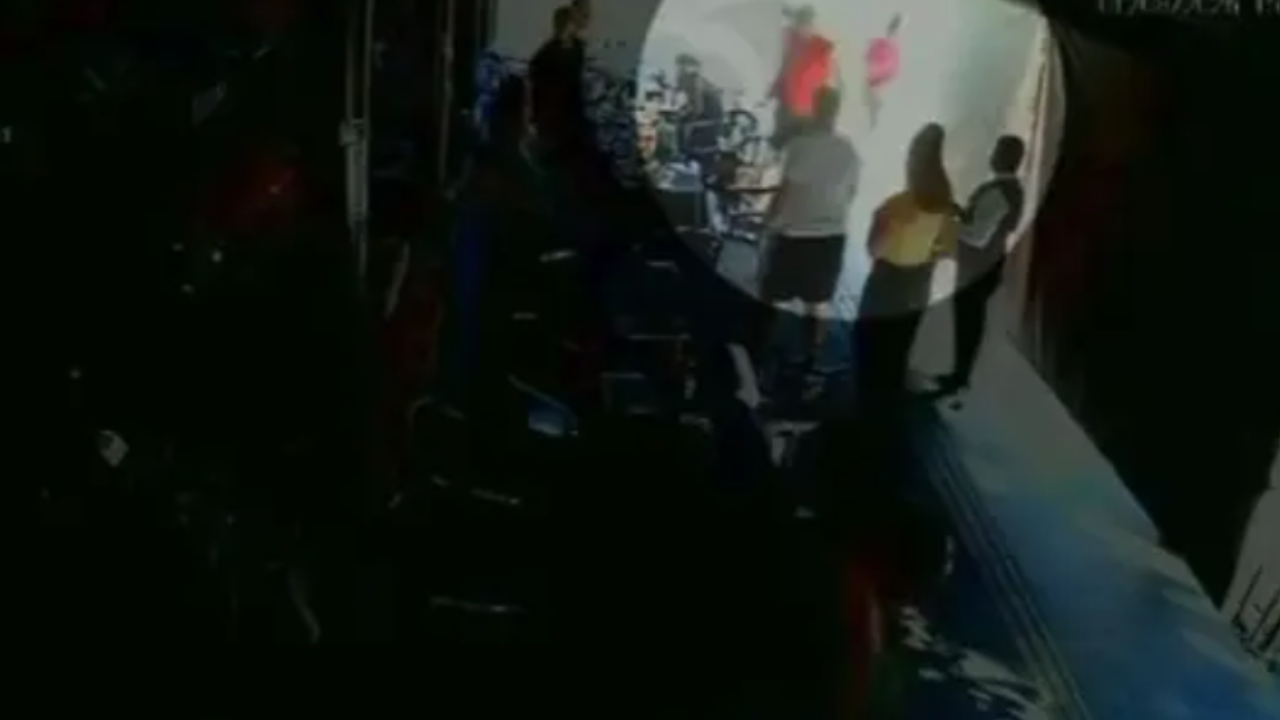 Homem é ameaçado com pistola após elogiar mulher acompanhada em bar de Goiânia; assista ao vídeo
