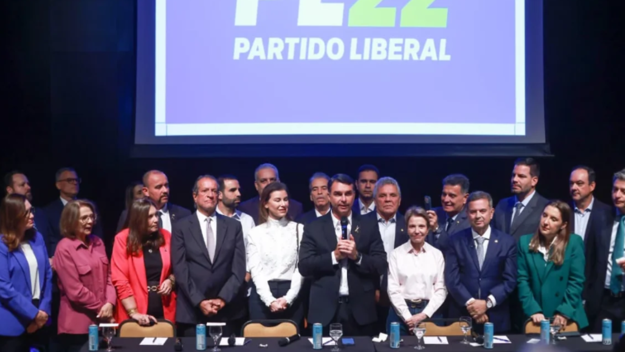 Flávio Bolsonaro define Alfredo Gaspar como vice e fecha chapa presidencial do PL