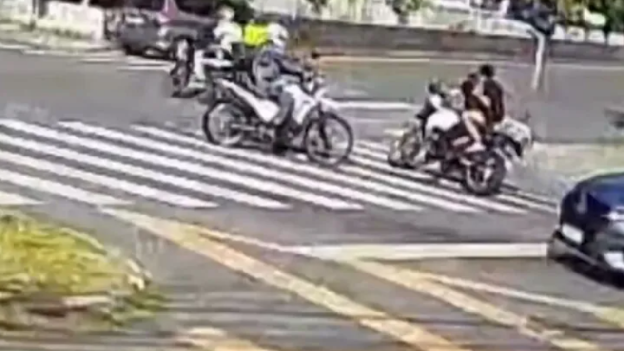 Assalto a motociclista termina com dois suspeitos mortos após confronto com a polícia; veja vídeo
