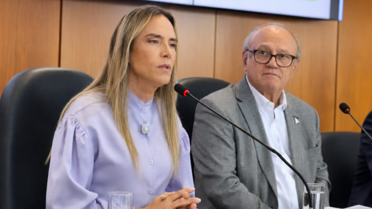 Na volta a Brasília, goiano Valdivino de Oliveira reverte déficit do GDF, anuncia governadora