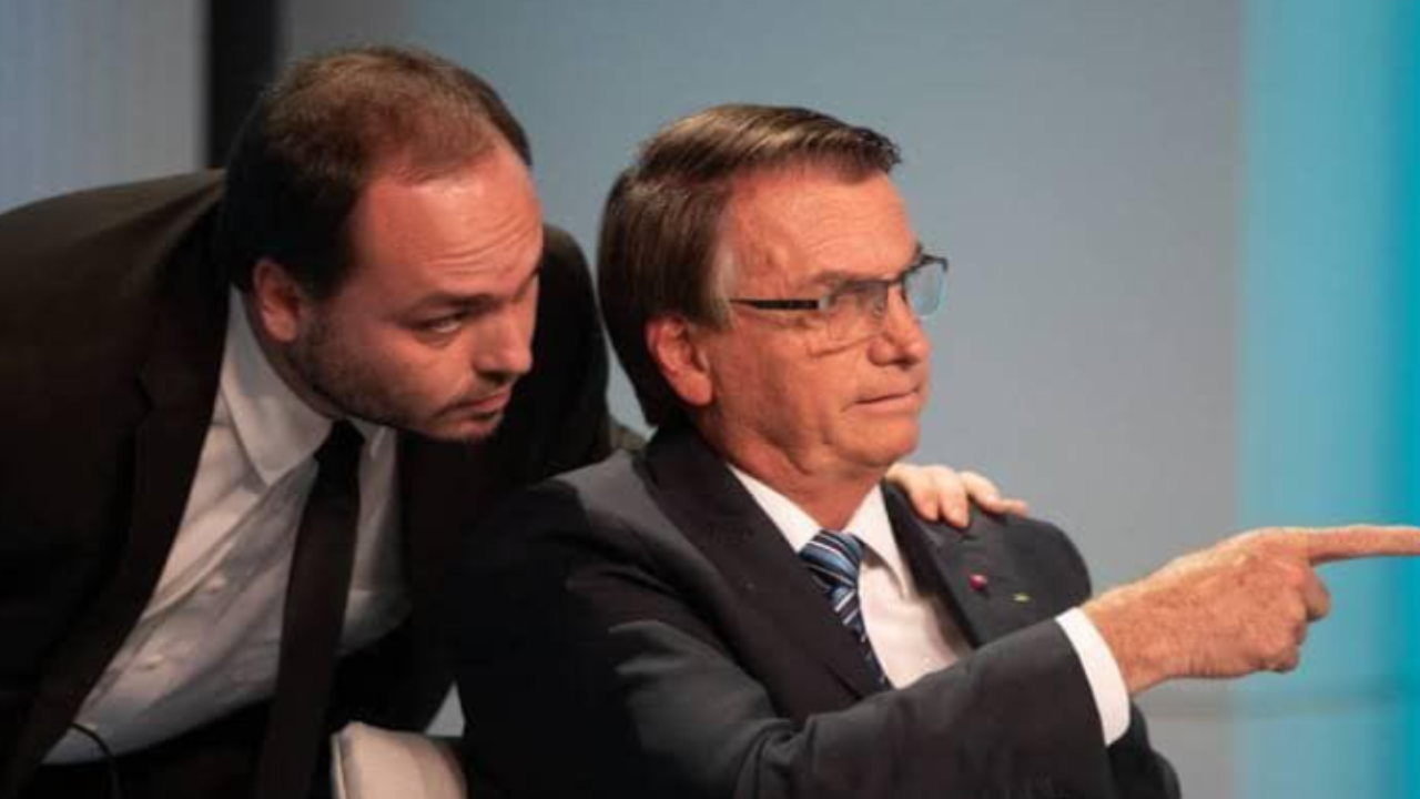 Carlos Bolsonaro classifica como “injusta e covarde” prisão de Jair Bolsonaro; assista ao vídeo