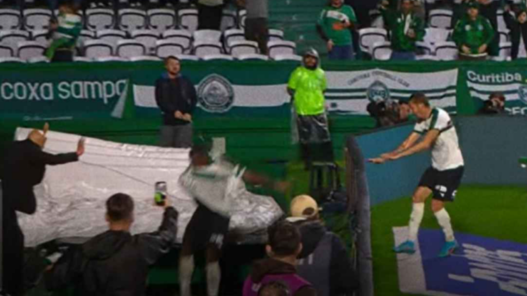Vídeo: Jacy cai em túnel ao comemorar gol no Couto Pereira, volta ao campo e vê tento ser anulado pelo VAR