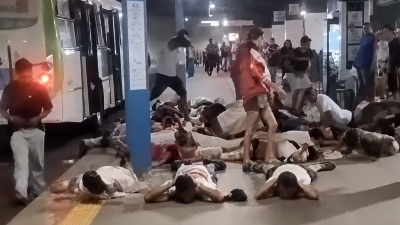 Vídeo: Torcida do Vila Nova provoca tumulto em ônibus e adolescente é agredido em terminal de Goiânia