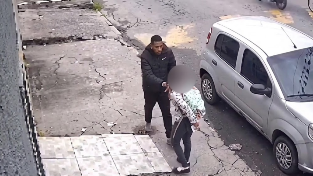 Vídeo: Menina é enforcada por criminoso armado durante assalto para roubar celular em Duque de Caxias