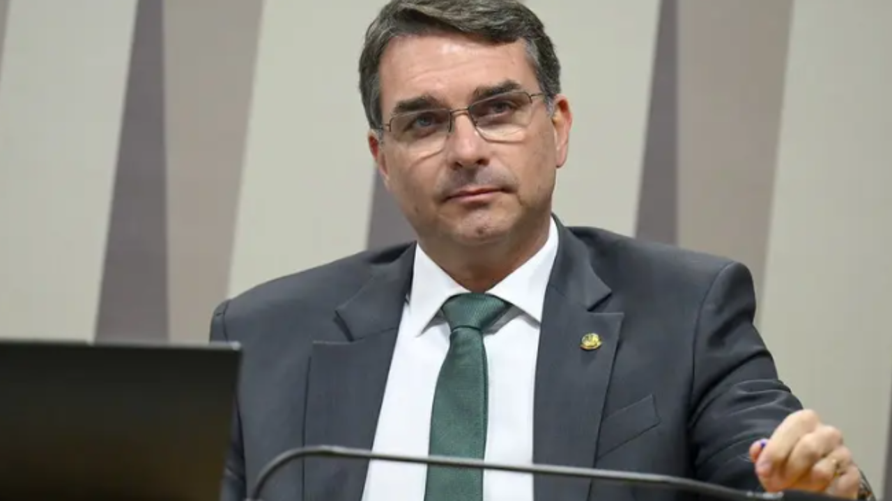 Flávio Bolsonaro tem filiação alterada sem autorização e campanha aciona PF